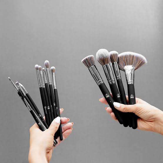 BH Cosmetics PRO STUDIO 13 Pieces Makeup Brushes